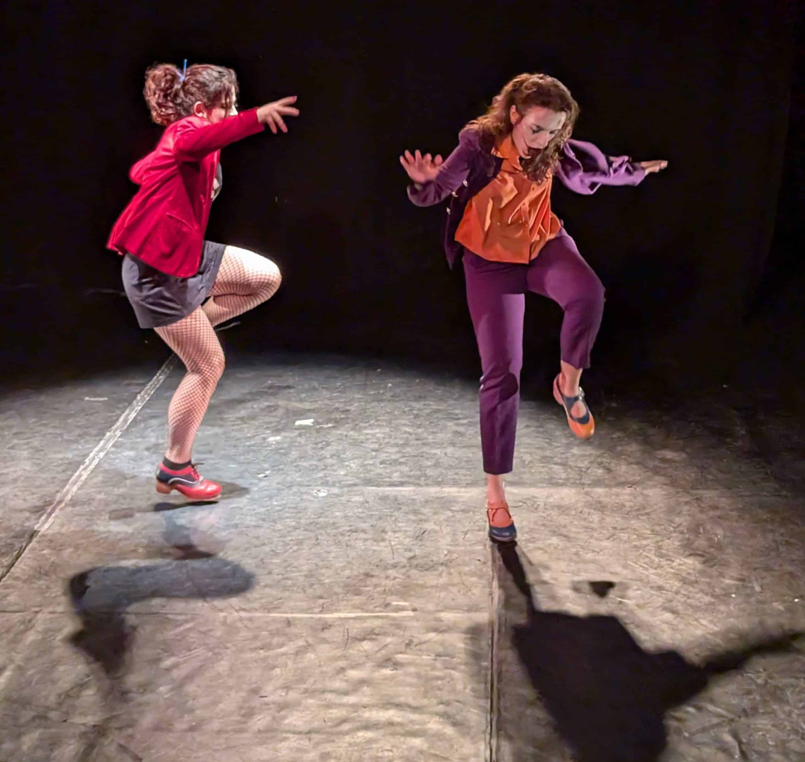 Bailarinas en escena de danza moderna en Delmis Dance, mostrando técnica y expresión artística en un.