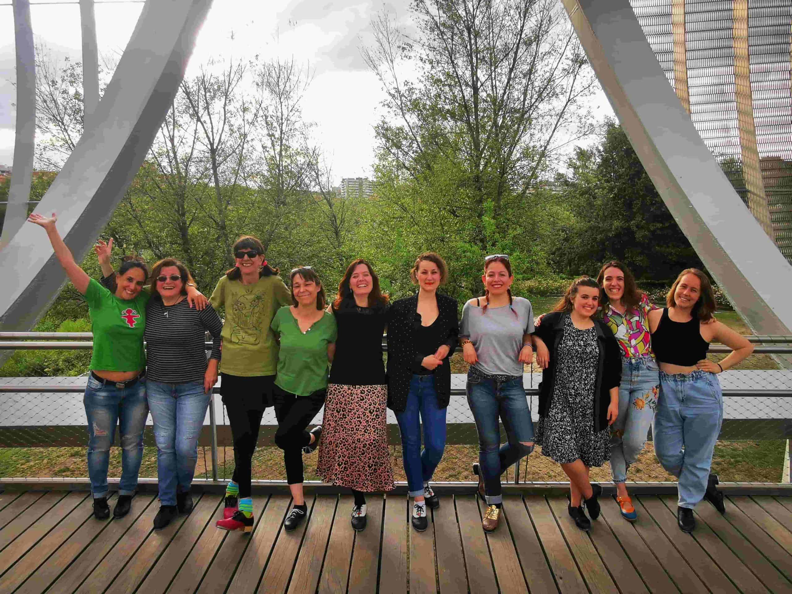 Diversión en la clase de baile de Delmis Dance con grupo de estudiantes en un parque urbano.
