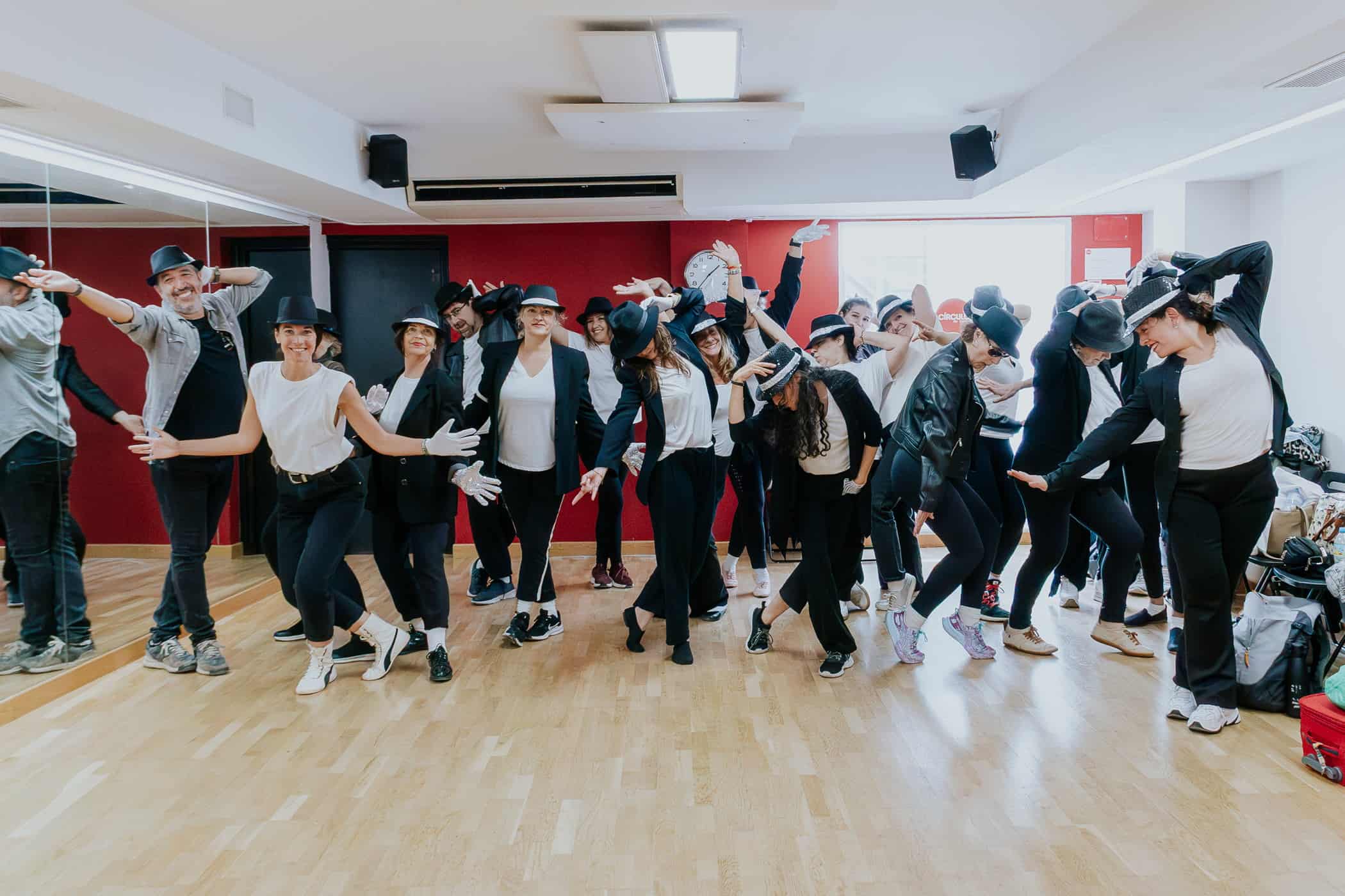 Baile de estudiantes en clase de danza en Delmis Dance, centro de formación de baile y coreografía p.