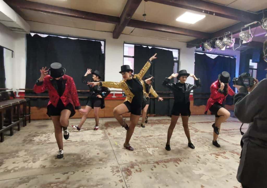 Bailarinas de jazz en estudio de danza, practicando coreografías en Delmis Dance, centro de formació.