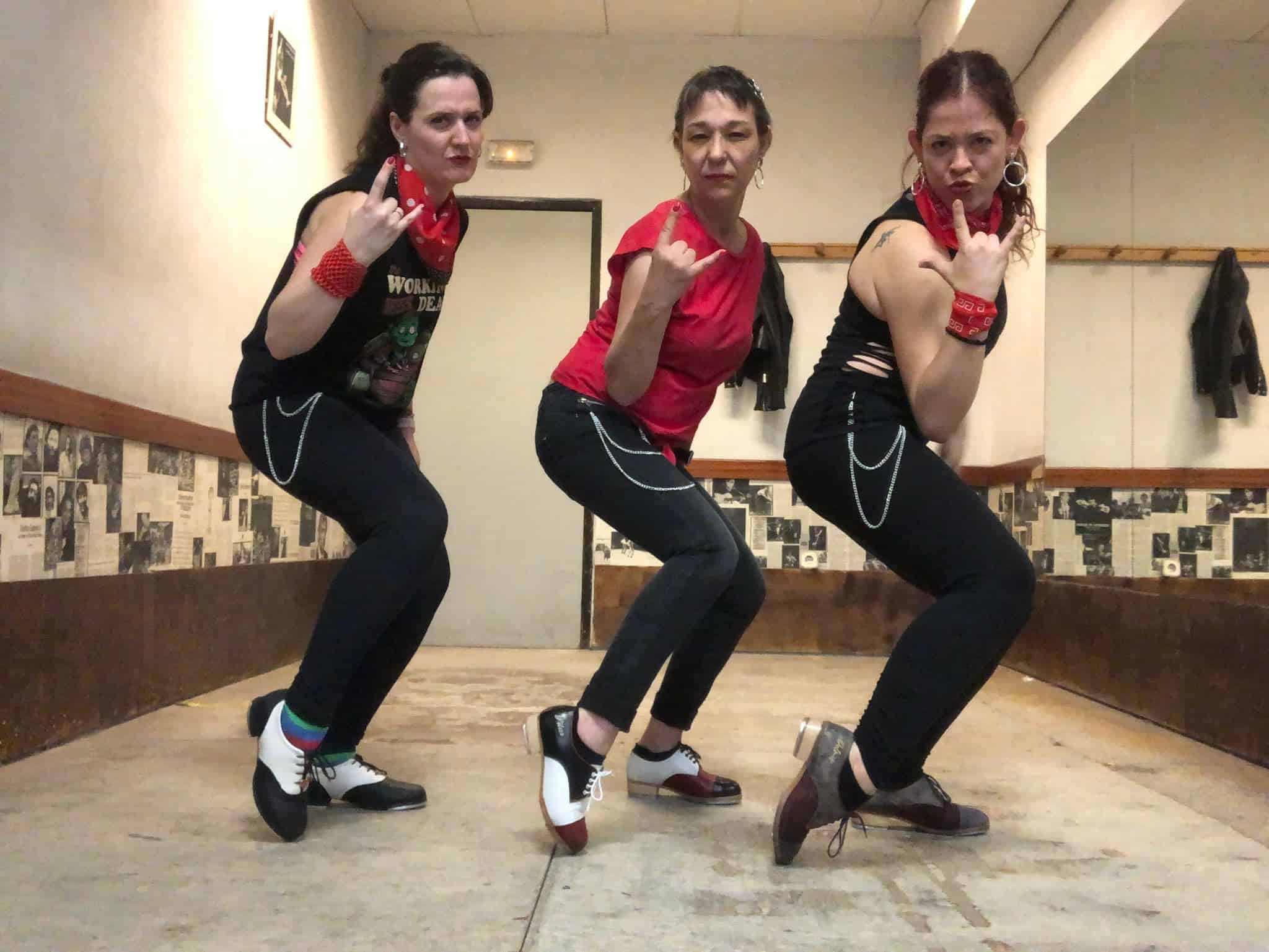 Bailarinas en grupo en Delmis Dance Studio, mostrando energía y estilo en una clase de baile.