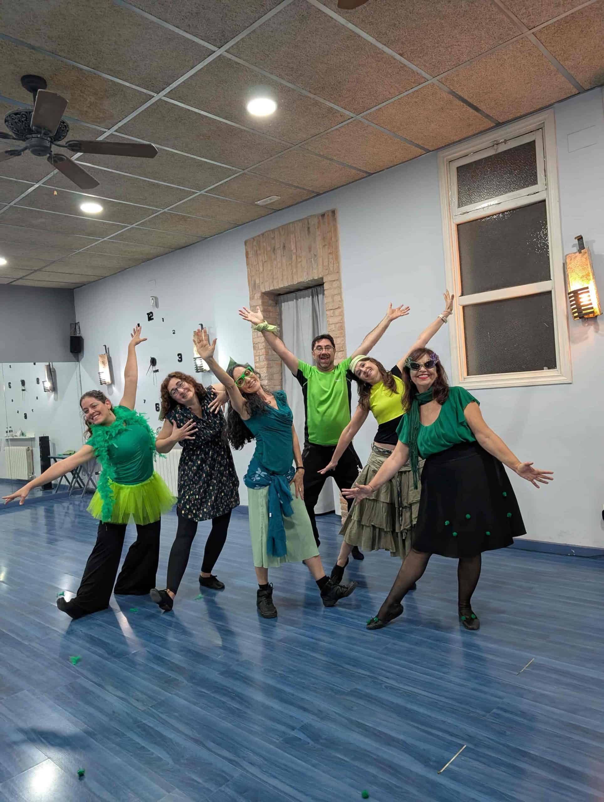 Bailarines felices en clase de danza en Delmis Dance Studio, disfrutando y aprendiendo movimientos d.