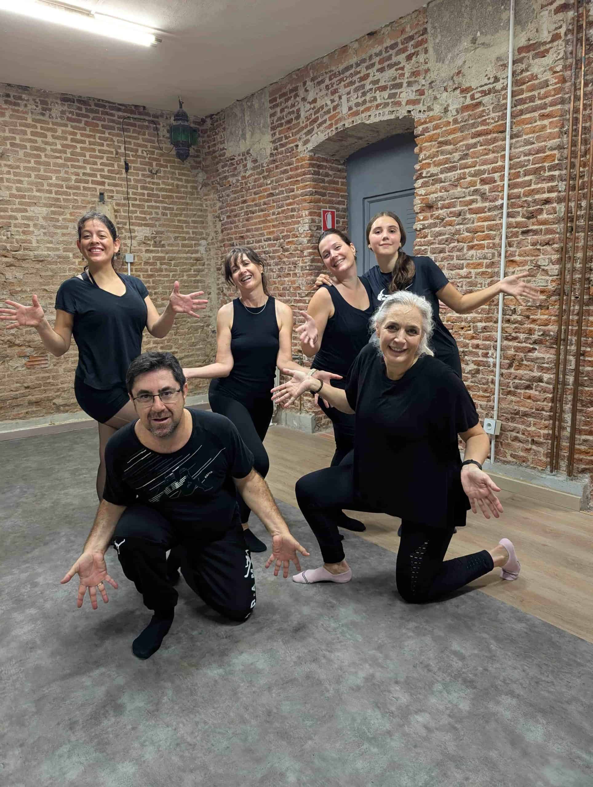 Clases de baile en Delmis Dance con instructores profesionales y un ambiente divertido.