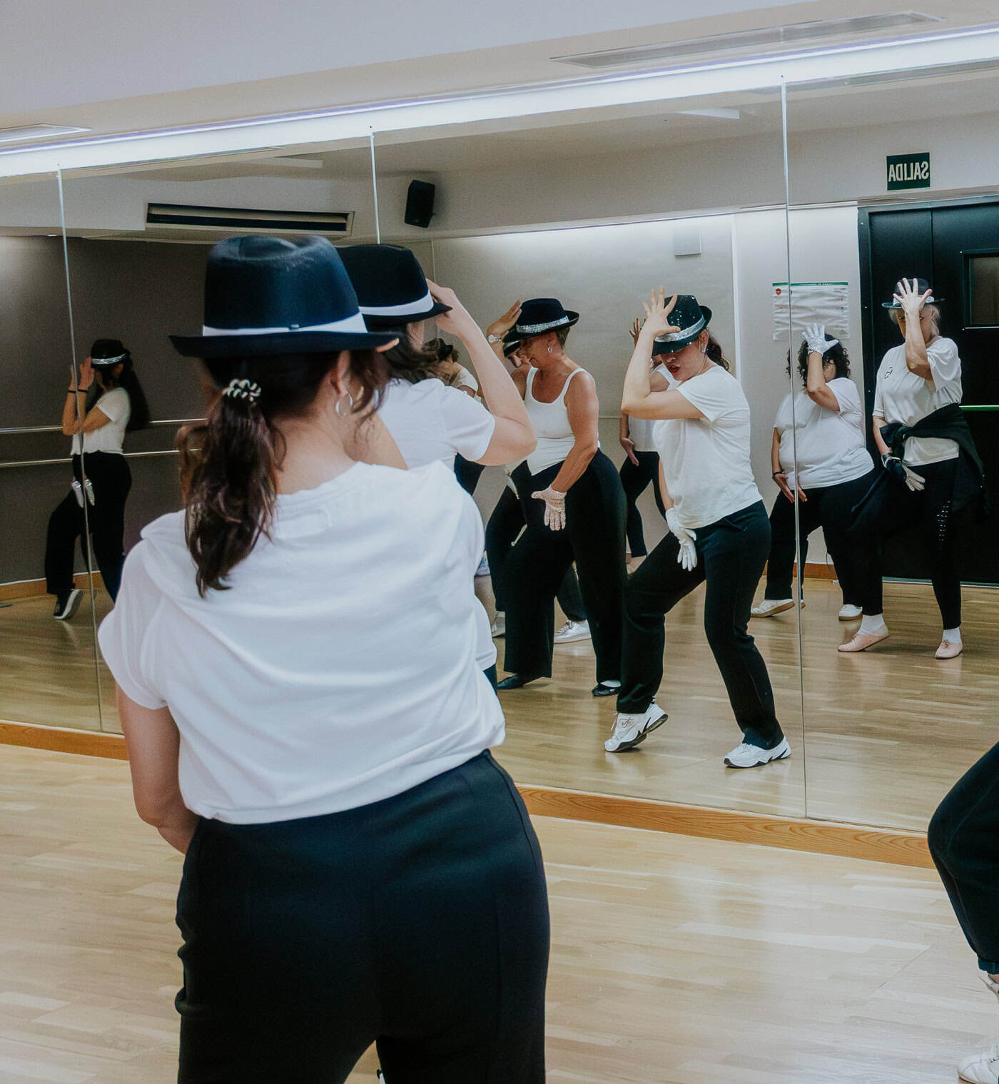 Bailarinas en clase de danza moderna en Delmis Dance Studio, practicando movimientos en un ambiente.