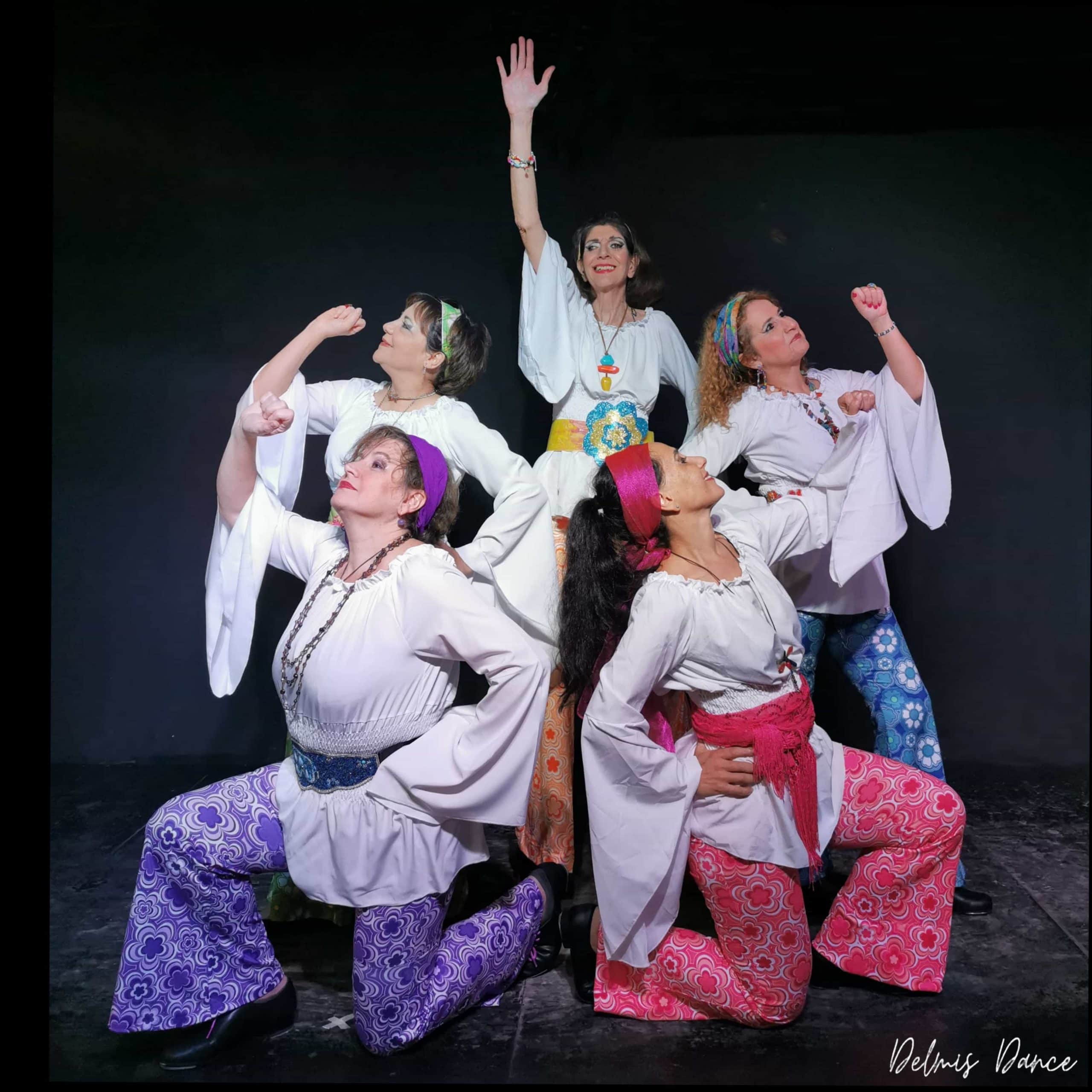 Bailarinas de danza folclórica en Delmis Dance, vestidas con trajes tradicionales y en una pose expr.