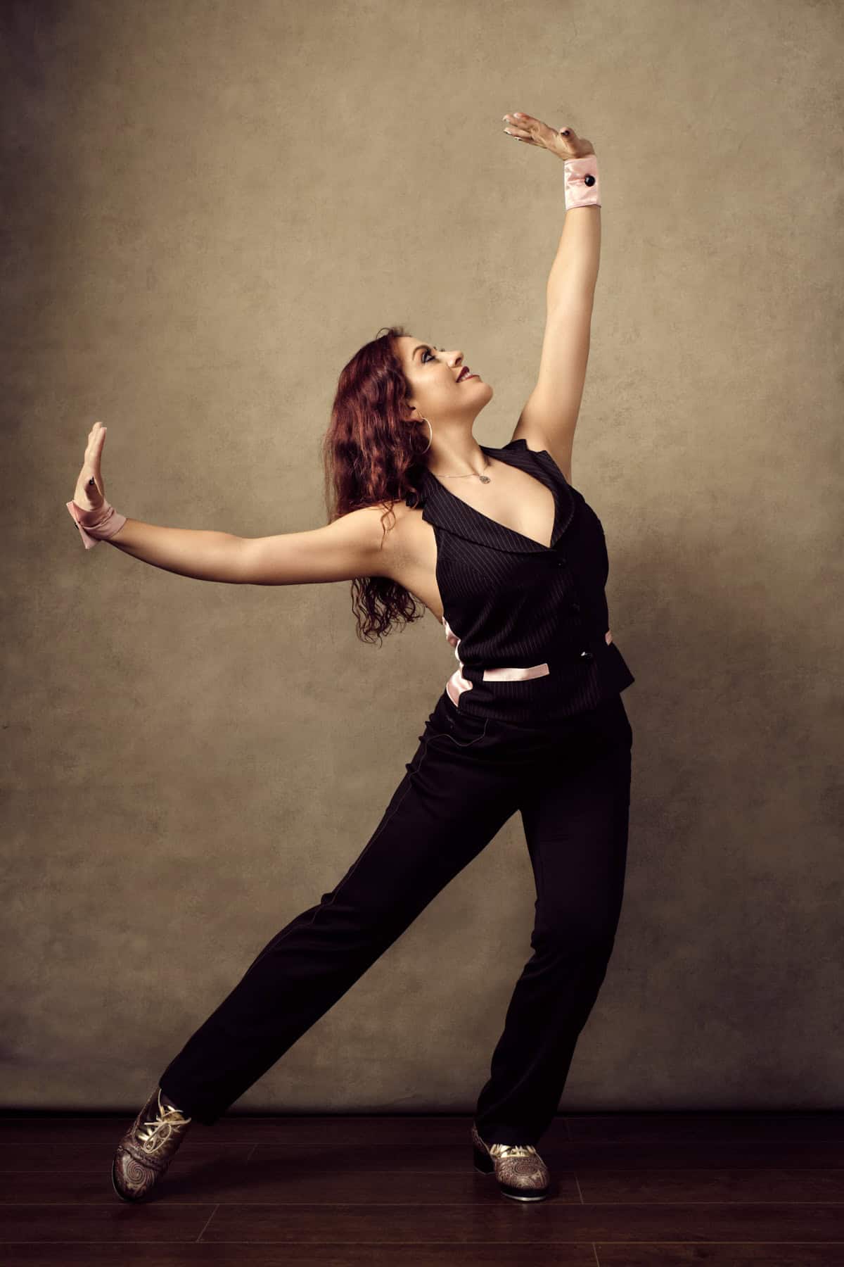 Bailarina de danza moderna en estudio de baile, mostrando expresión artística y técnica.