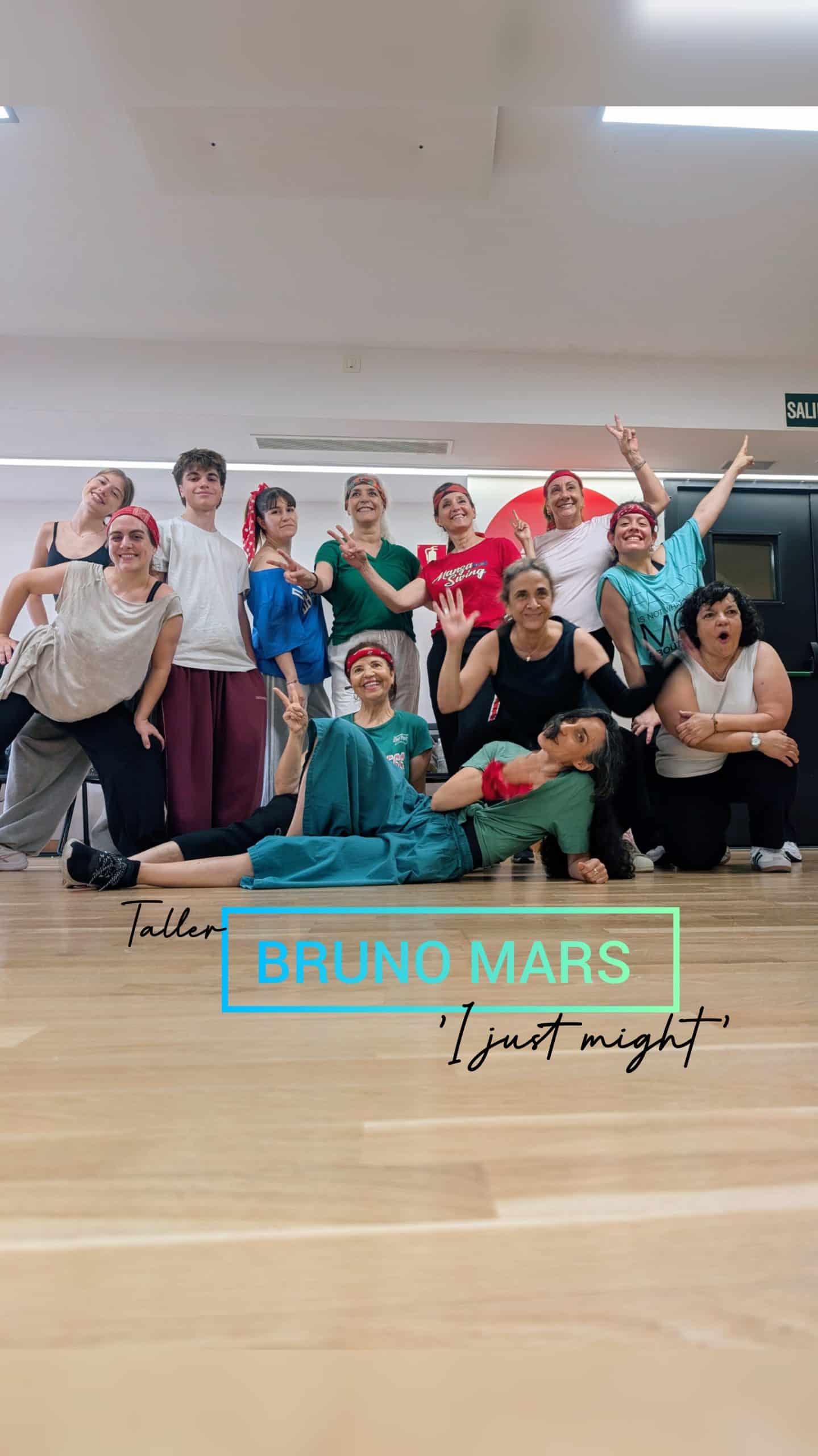 Grupo de bailarines en taller de danza con temática Bruno Mars en Delmis Dance.