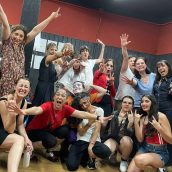 Grupo de estudiantes y bailarinas en una clase de danza en Delmis Dance, mostrando entusiasmo y alegría en un ambiente de aprendizaje y diversión. Bailarinas y estudiantes felices en clase de danza en Delmis Dance Studio, disfrutando y aprendiendo.