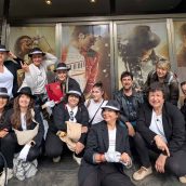 Grupo de estudiantes y profesores de danza y teatro en la fachada de Delmis Dance, escuela de artes escénicas en Madrid. Bailarines en la entrada de Delmis Dance, centro de formación en danza y teatro en Madrid.