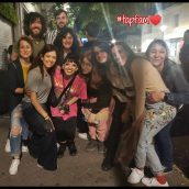 Celebrando la comunidad y la danza en un evento de tap dance con amigos y familiares. Grupo de personas disfrutando de una actividad de tap dance en la calle.