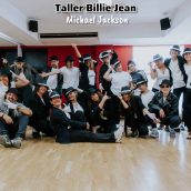 Grupo de bailarines en taller de baile inspirado en Michael Jackson en Delmis Dance Studio. Bailarines en taller de baile Billie Jean de Michael Jackson en Delmis Dance.