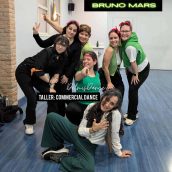 Grupo de bailarinas en taller de danza comercial en Delmis Dance, centro de baile en España. Bailarinas en taller de danza comercial en Delmis Dance, estudio de baile en España.