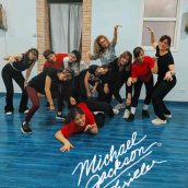 Grupo de bailarinas en una clase de danza moderna en Delmis Dance Studio, disfrutando y perfeccionando sus habilidades en un espacio acogedor. Bailarinas en clase de danza moderna en Delmis Dance Studio, mostrando energía y alegría en un ambie.