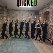 Clase de danza Wicked en Delmis Dance, donde las participantes disfrutan y aprenden movimientos en un ambiente profesional y amigable. Bailarinas en el taller Wicked de Delmis Dance Studio, mostrando energía y coordinación en un espaci.