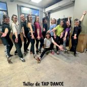 Grupo de bailarinas en taller de tap dance en estudio de danza Delmis Dance, clases para todos los niveles. Bailarinas en taller de tap dance en estudio de danza Delmis Dance, clases para todos los niveles.