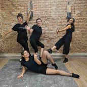 Grupo de bailarinas de jazz en una clase de taller en un estudio con pared de ladrillos. Bailarinas de Broadway Jazz en el estudio de danza Delmis Dance en Chicago.