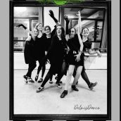 Grupo de bailarinas en la clase de danza en Delmis Dance, disfrutando y practicando movimientos de baile en un ambiente profesional. Bailarinas en grupo en el estudio de danza Delmis Dance, mostrando energía y alegría en una clase de.