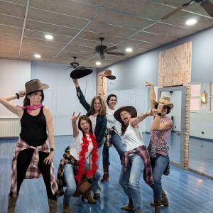 Bailarinas con disfraces de vaqueras en clase de danza en Delmis Dance, estudio de baile para todas.